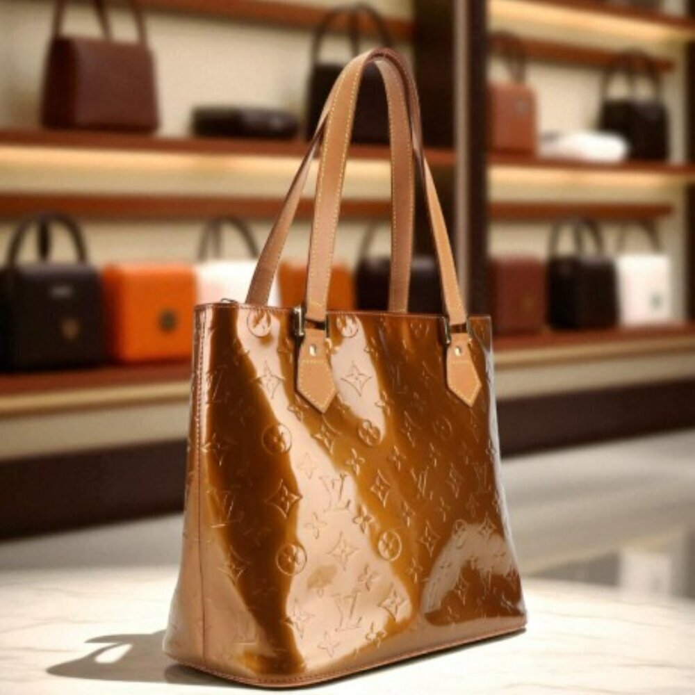 Louis Vuitton Monogram Vernis Houston tote bag in the color Bronze.